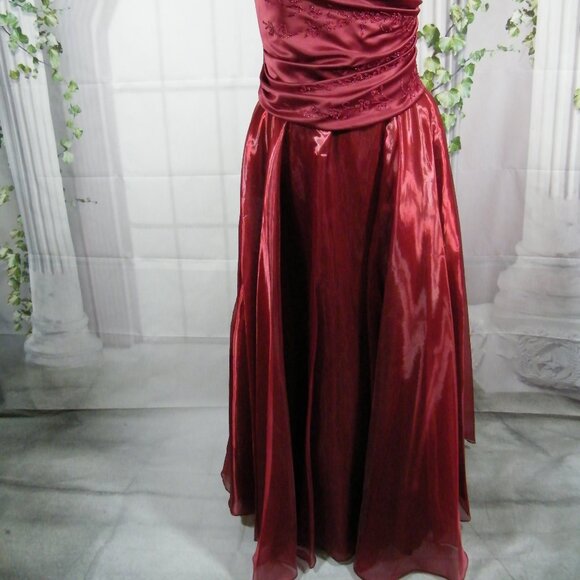 Robe de Bal et de Soirée Couleur Bourgogne Taille 12 et 14 - Picture 3 of 8